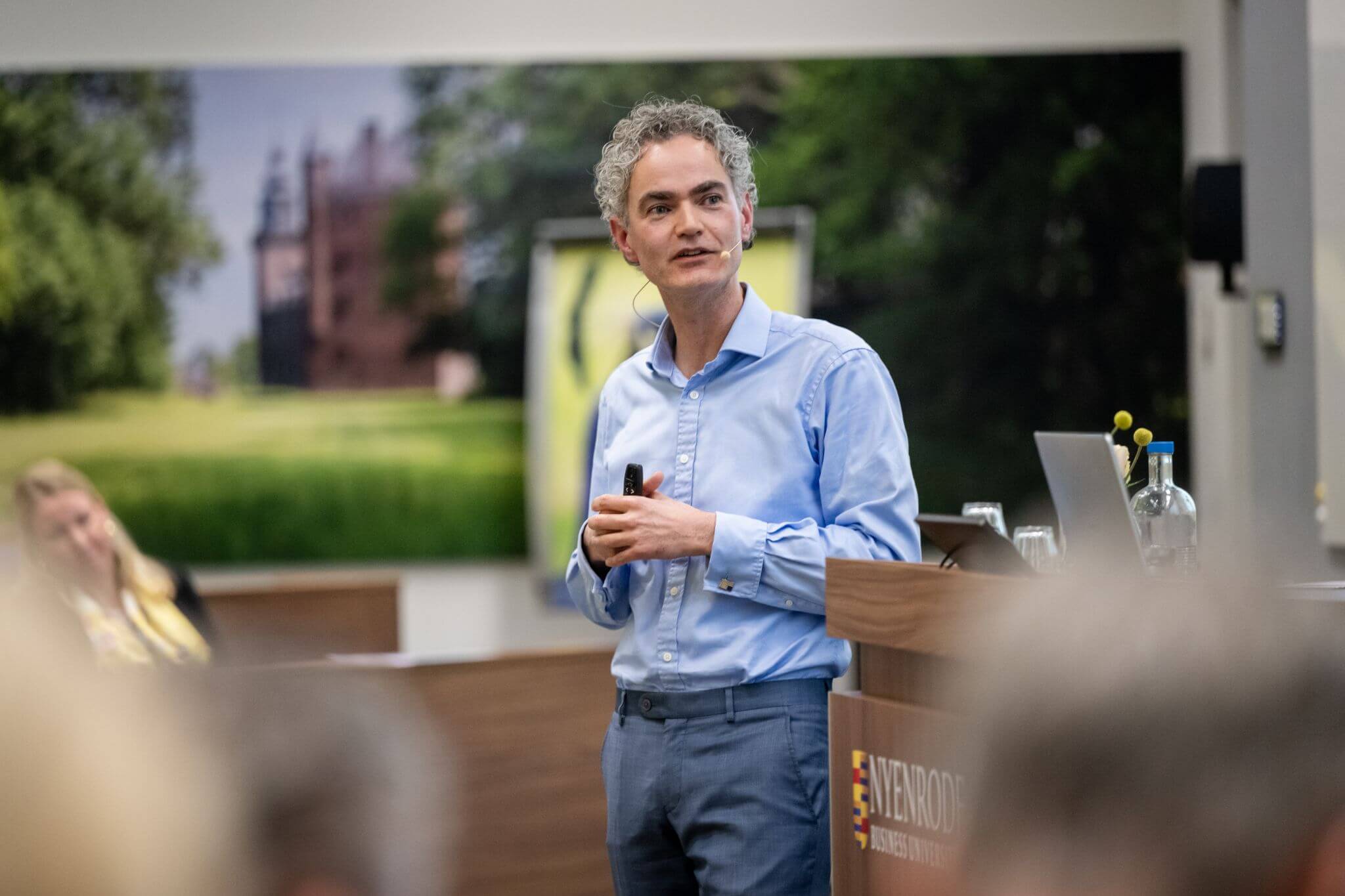 Joost Kramer - <p data-path-to-node="15">Geopolitiek analist, bestuursadviseur, strateeg en auteur die complexe wereldorde vertaalt naar boardroomstrategie. Expert in Amerikaanse politiek en governance.</p>