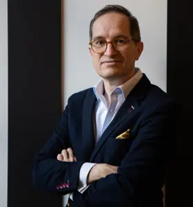 Peter Hinssen - Technologie-expert en innovatiestrateeg die organisaties helpt richting te vinden in snelle verandering en leiders inspireert om toekomstgericht te handelen.