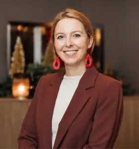 Dominique de Groot - Expert in klantbeleving. Ze helpt bedrijven klantinteracties transformeren in onvergetelijke ervaringen die zorgen voor loyaliteit en commerciële groei.