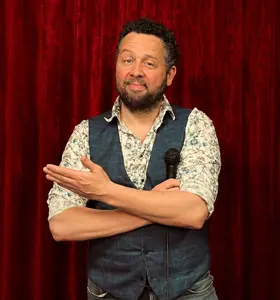 Raymon Hofkens - Comedian, cabaretier en humorcoach die laat zien hoe humor zorgt voor verbinding, psychologische veiligheid en betere resultaten.