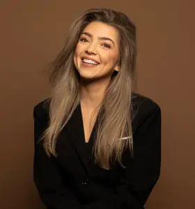 Iris Gündel - Generatiespreker Iris Gündel helpt organisaties generatieverschillen om te zetten in kracht voor betere samenwerking en communicatie.