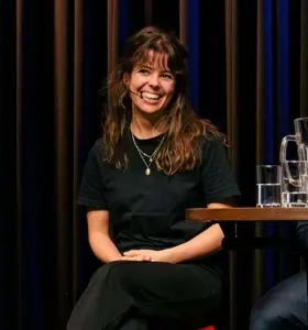 Felicia Koops - Docent organisatiedynamiek en generatie-expert brengt data, ervaring en theater samen in een energieke keynote over samenwerking en Generatie Z