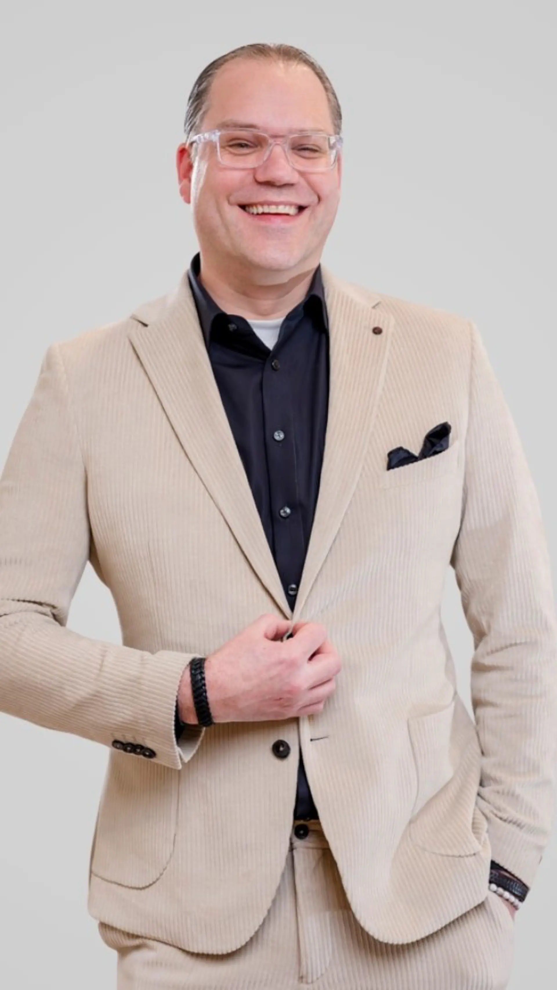 Arjan Elbers - <p>Recruitmentstrateeg, auteur en keynote speaker die organisaties inspireert met vernieuwende inzichten over arbeidsmarkt, werving en talent.</p>