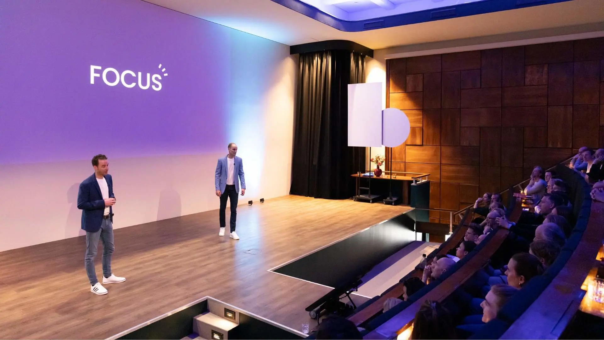 Pepijn Lochtenberg & Martijn Ruitenburg - <p>Sportpsychologen en focusexperts die wetenschap, topsport en teamdynamiek verbinden in een interactieve duolezing over slimmer samenwerken samen.</p>