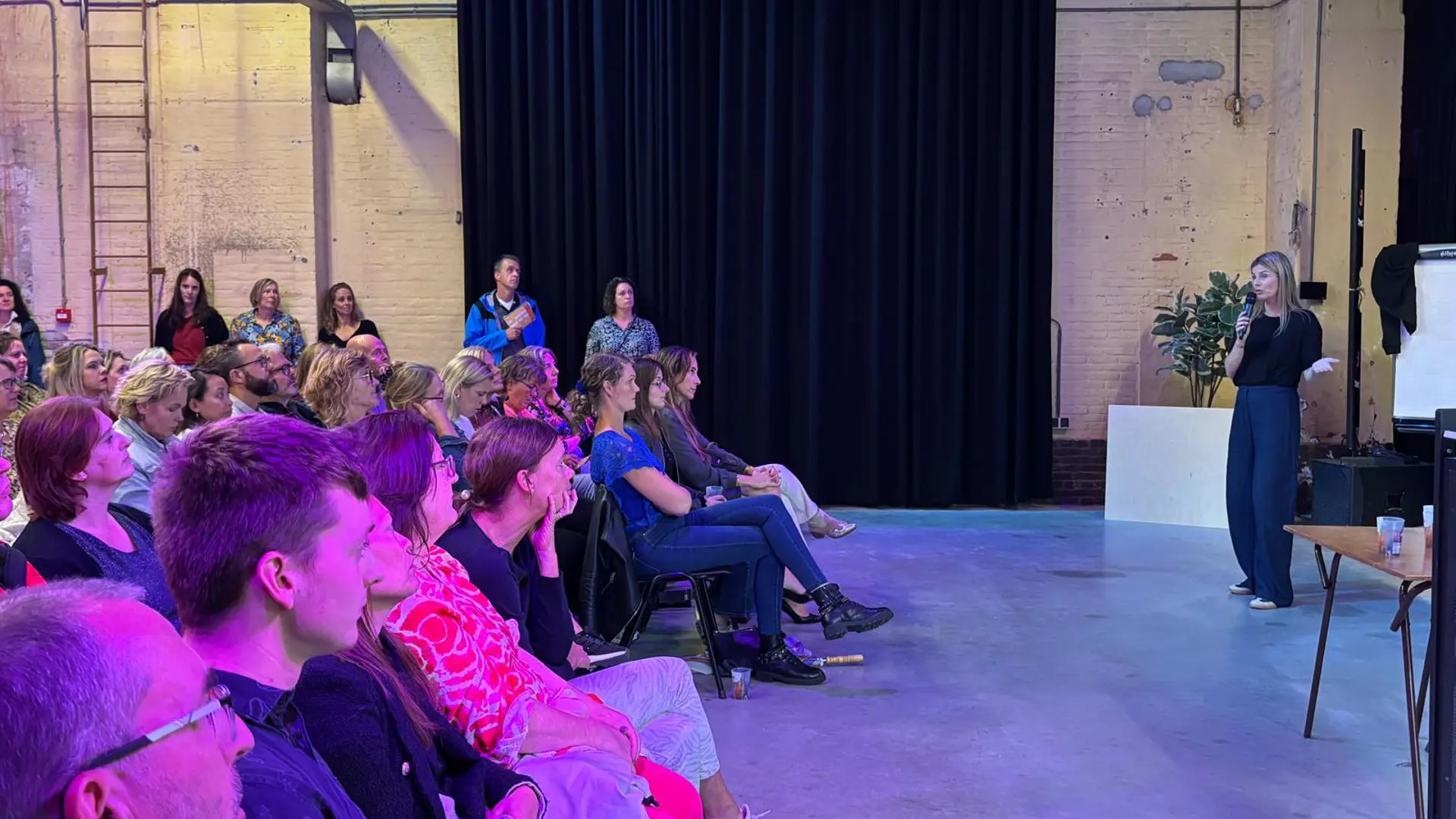 Carla Luten - <p>Trainer en expert in non verbale communicatie helpt professionals gedrag en signalen beter begrijpen voor meer impact en sterkere verbinding</p>