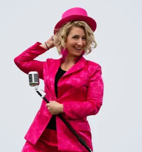 Janneke Jager - Cabaretière, zangeres en woordkunstenaar die elk evenement energie en humor geeft.