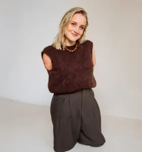 Eva Eikhout - Presentatrice, programmamaker en auteur inspireert met humor en persoonlijke verhalen over veerkracht, inclusie en kansen creëren vanuit uitdagingen.