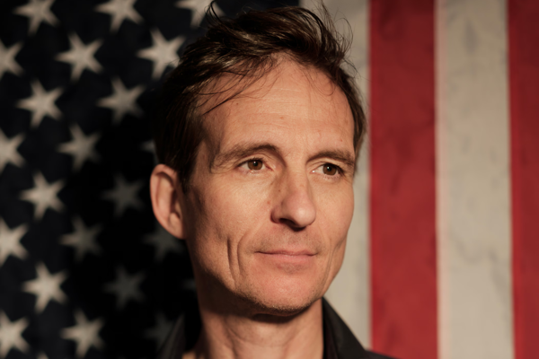 Michiel Vos brengt Amerika naar het theater met VOS IN DE VS