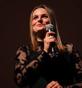 Dyanne Sleijpen - Dagvoorzitter, zangeres en verhalenmaker die met warme scherpte en muzikaliteit gesprekken verdiept en mensen dichter bij elkaar brengt.