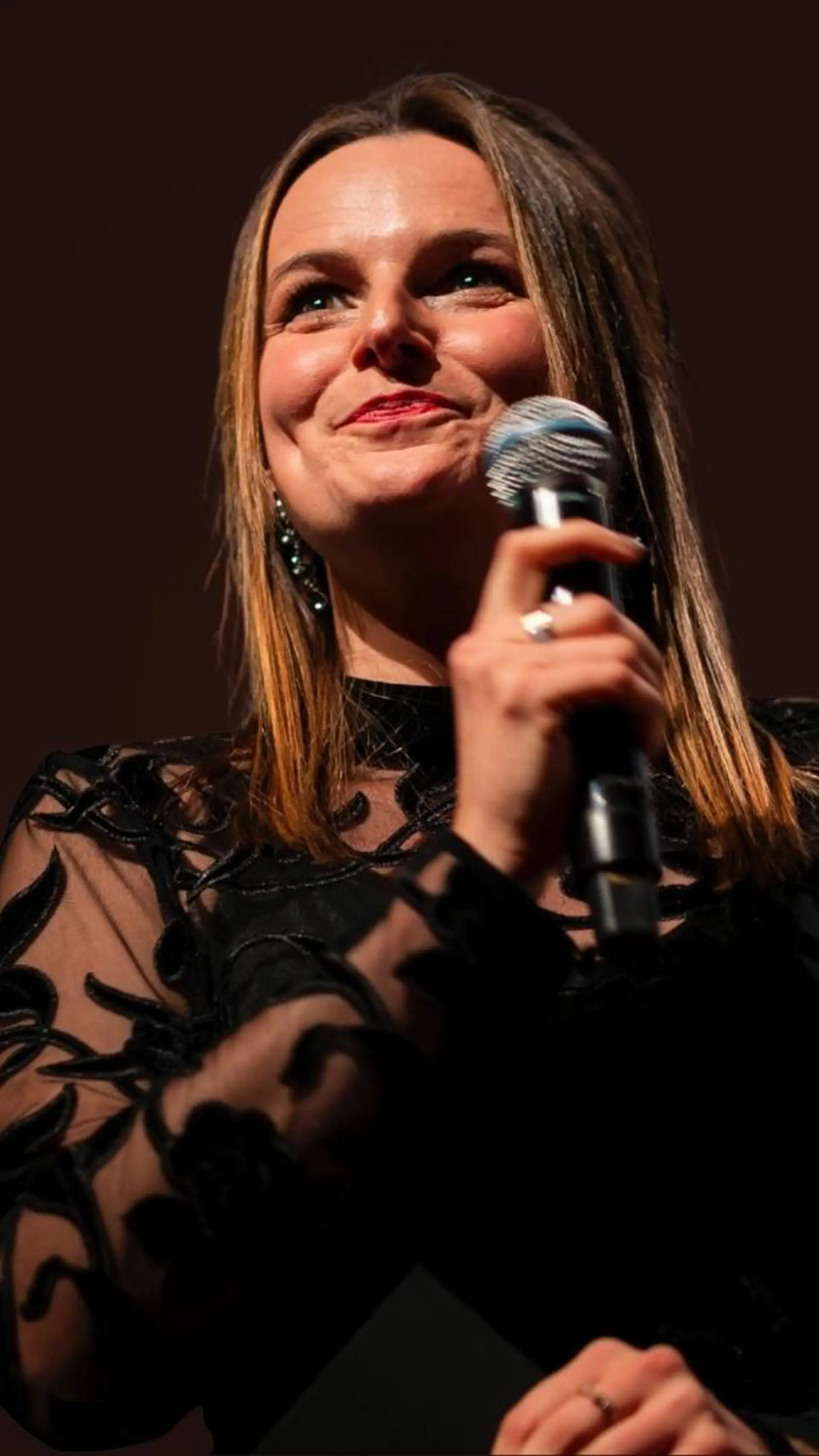 Dyanne Sleijpen - <p data-start="1499" data-end="1635">Dagvoorzitter, zangeres en verhalenmaker die met warme scherpte en muzikaliteit gesprekken verdiept en mensen dichter bij elkaar brengt.</p>