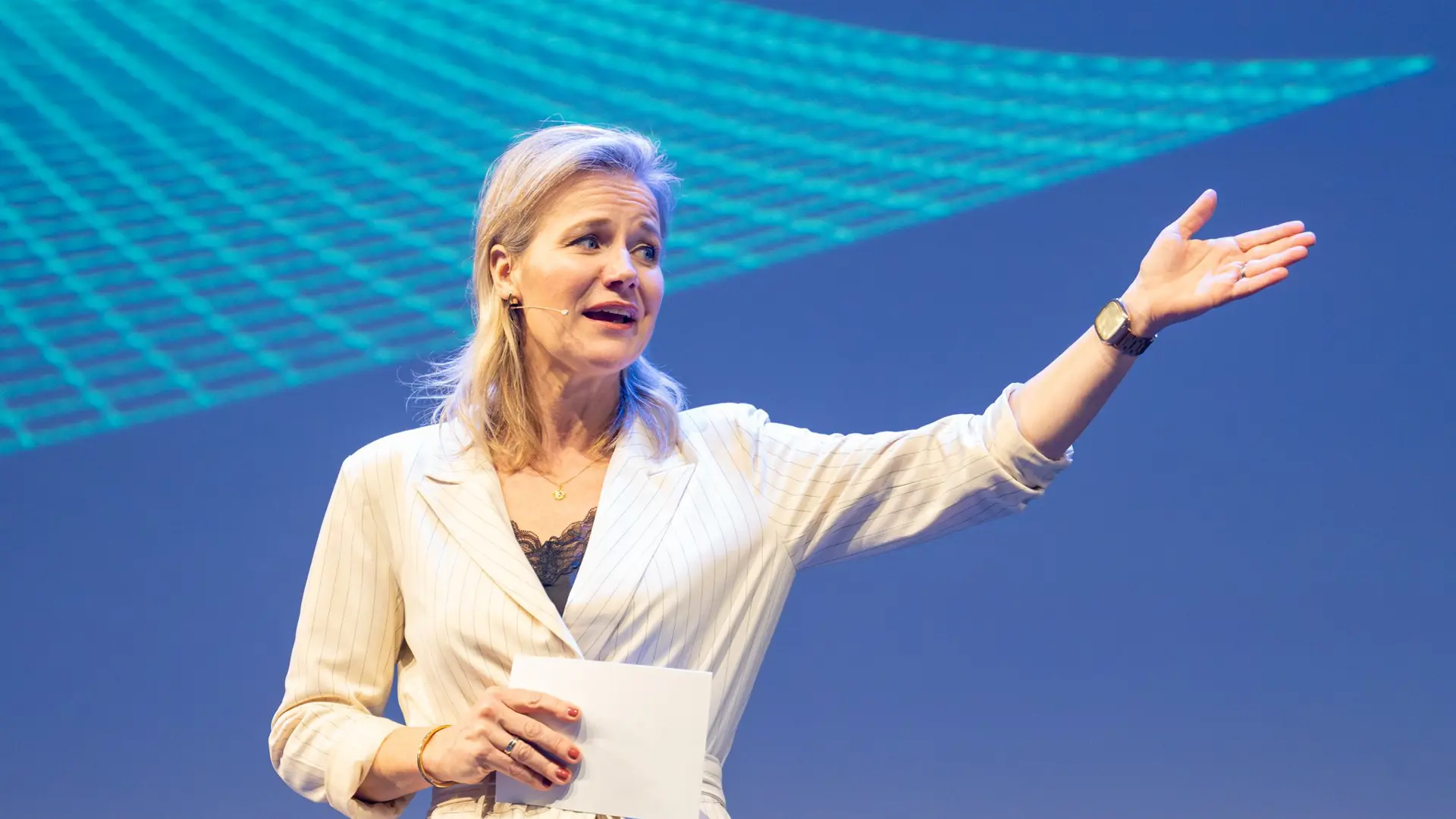 Suzan Vink - <p>Een dagvoorzitter, presentator en moderator die energie koppelt aan diepgang en met een warme stijl elke groep in beweging brengt en actief laat meedoen.</p>