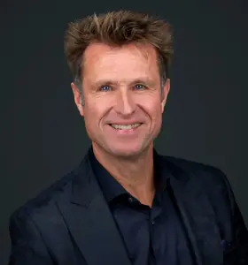 Richard de Hoop - Muzikaal topspreker verbindt muziek met teamdynamiek en laat teams als een orkest samenwerken, energiek en altijd praktisch toepasbaar.