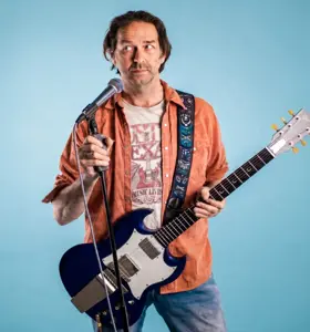 Roel C. Verburg - Gitaar comedian, cabaretier en muzikale entertainer die zakelijke events laat lachen met scherpe observaties en originele liedjes.