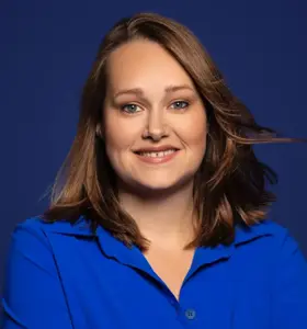 Sayma Kuipers - Pedagoog en bestsellerauteur. Ze schudt organisaties wakker met interactieve lezingen die teamwork, leiderschap en werkplezier veranderen.