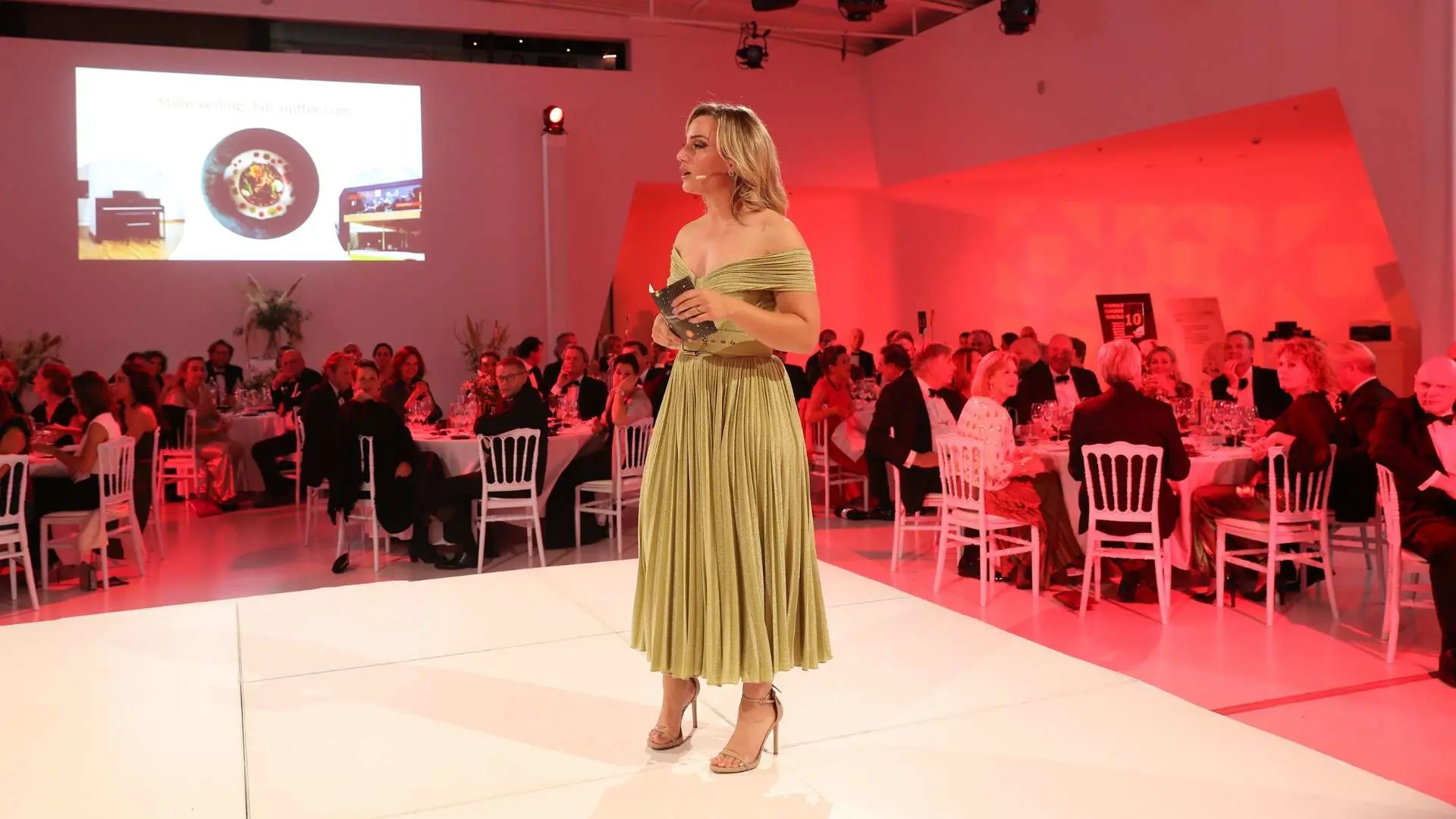 Fien Vermeulen - <p>Journalist en nieuwslezer. Ze leert je hoe je slecht nieuws omzet in kracht met optimisme en de moed om je eigen verhaal te herschrijven.</p>