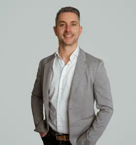 Meneer Megens (Dirk Megens) - Hybride docent, onderwijsexpert en innovator die met praktijkervaring en humor laat zien hoe digitalisering en samenwerking het onderwijs versterken.