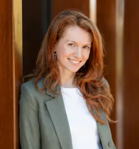 Carmen van de Beek - Generatie Z ondernemer, Managing Partner en toezichthouder in het onderwijs, verbindt generaties met praktijkervaring en strategische scherpte.