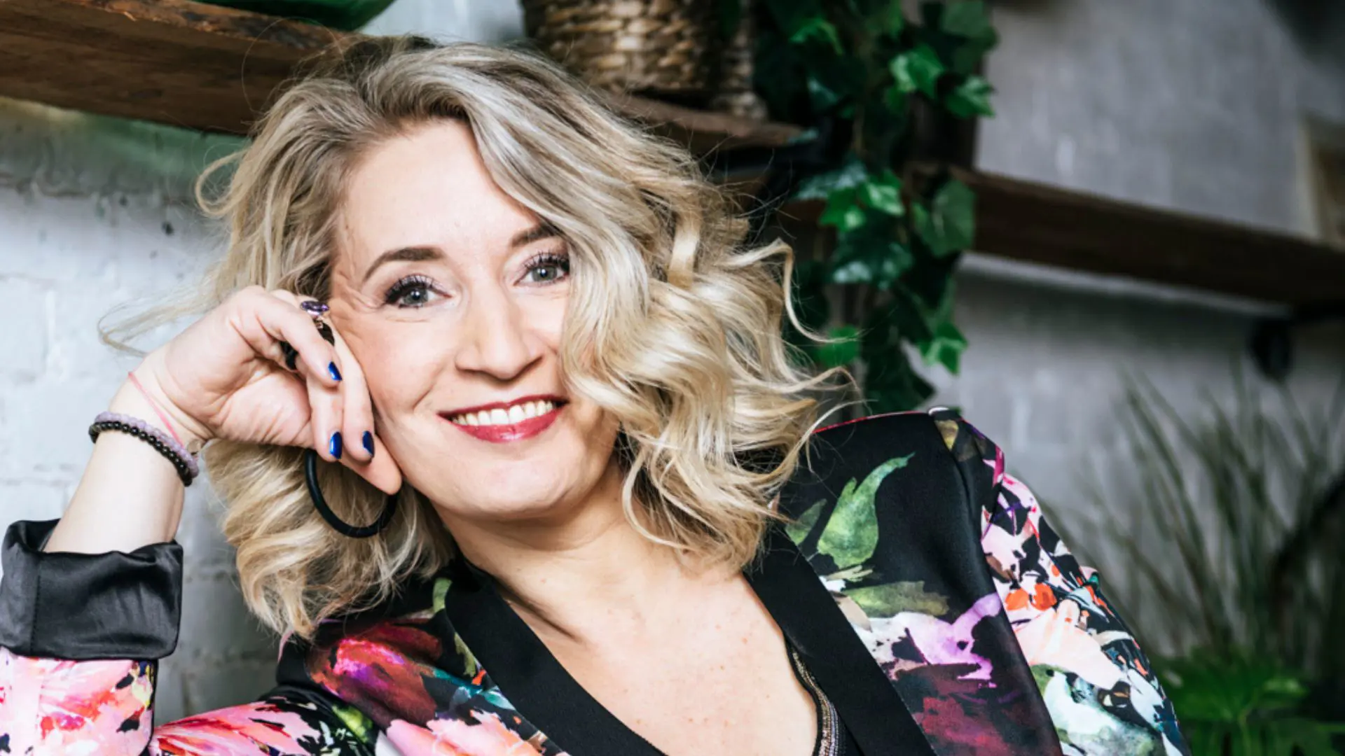 Janneke Jager - <p data-start="429" data-end="513">Cabaretière, zangeres en woordkunstenaar die elk evenement energie en humor geeft.</p>