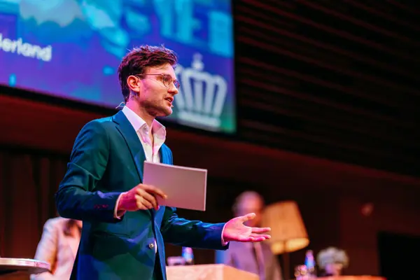 Waarom een goede dagvoorzitter het verschil maakt op jullie event