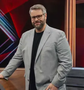 Nelson Valkenburg - Autosportcommentator, Formule 1 verslaggever en motivator deelt scherpe inzichten over druk, teamwork en groei vanuit de internationale topsport.