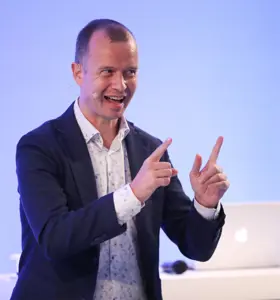 Cyriel Kortleven - Creatieve spreker met ruim 20 jaar ervaring, gespecialiseerd in creativiteit en mindset, en het simplificeren van verandering en innovatie. 