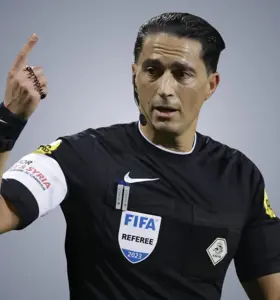 Serdar Gözübüyük - Internationaal scheidsrechter en inspirerende spreker die met passie spreekt over respect, mentaliteit en kansen voor iedereen.