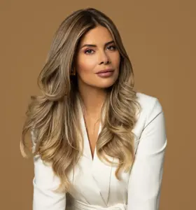 Stephanie Tency - Presentatrice, producent en auteur Stephanie Tency deelt een indringend verhaal over zelfbeeld, mentale gezondheid en de kracht van kwetsbaarheid.