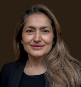 Elif Borucu-Çalinalti - Dagvoorzitter, gespreksleider en verandermanager die vertrouwen, scherpte en structuur brengt in complexe bestuurlijke bijeenkomsten.