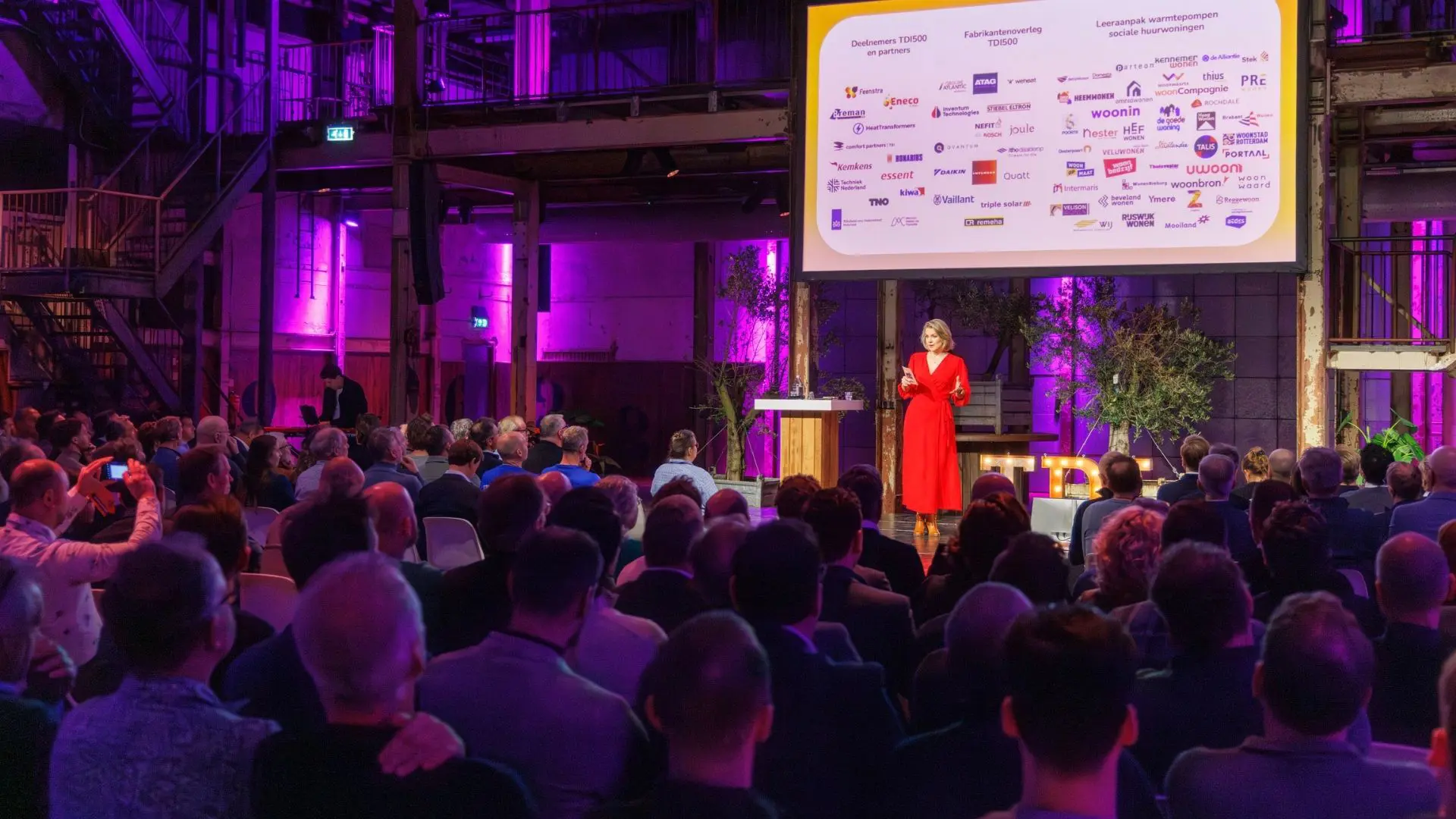 Martine van der Meijden - <p>Dagvoorzitter en presentatrice die met energie en aandacht elk event transformeert tot een verbindende ervaring waarin publiek en sprekers tot hun recht komen</p>