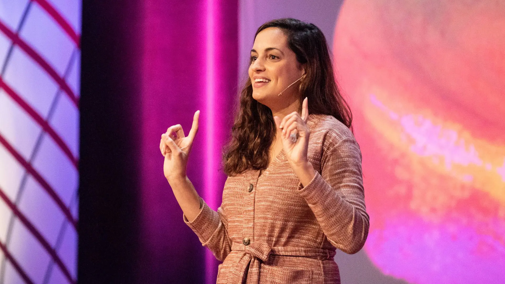 Nowelle Barnhoorn - <p>Schrijver, spreker en expert in menselijke verbinding die laat zien hoe veiligheid, samenwerking en vertrouwen de basis vormen voor duurzame organisaties.</p>