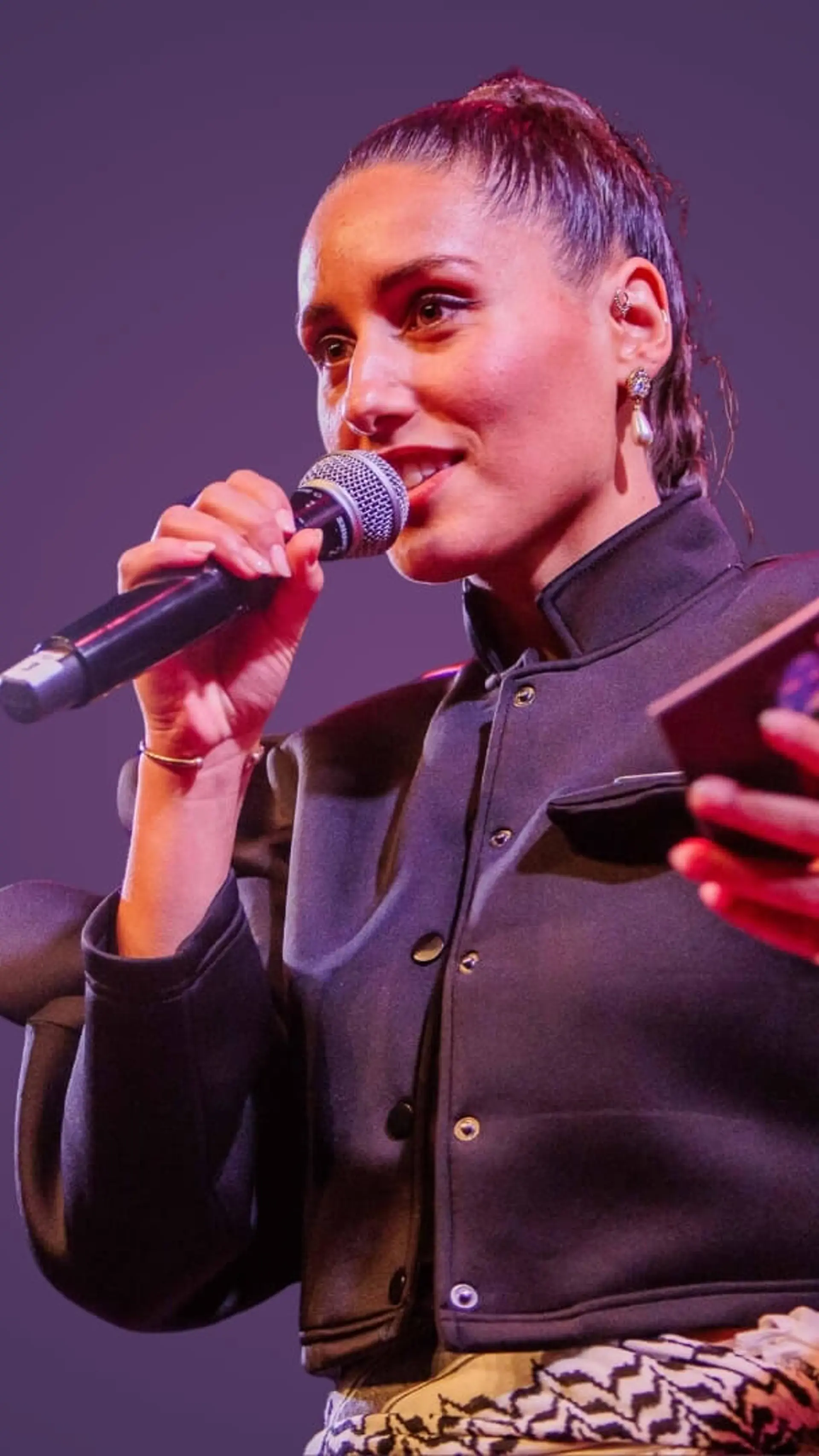 Nawa Sira van Sluijs - <p>Dagvoorzitter, radiomaker, presentator en documentairemaker met een scherp journalistiek oog en diepgaand inzicht in menselijk gedrag en de groepsdynamiek.</p>