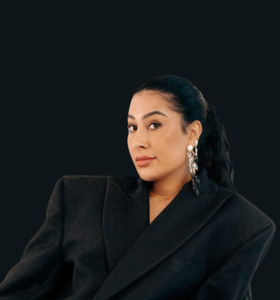 Mahi Khalesi - Spreker, radio-dj en dagvoorzitter die maatschappelijke thema’s begrijpelijk maakt en met verhalen echte verbinding creëert.