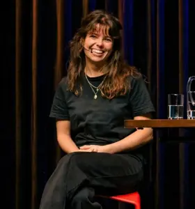 Felicia Koops - Docent organisatiedynamiek en generatie-expert brengt data, ervaring en theater samen in een energieke keynote over samenwerking en Generatie Z.