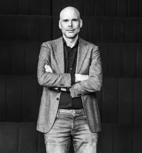 Hans Zomer - Expert in overtuiging, leiderschap en teamdynamiek. Helpt organisaties effectiever communiceren en klantgerichter werken met psychologische beïnvloedingstechnieken.