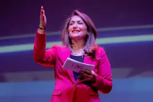 Elif Borucu Çalinalti: dagvoorzitter die complexe gesprekken in beweging brengt
