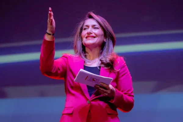 Elif Borucu Çalinalti: dagvoorzitter die complexe gesprekken in beweging brengt