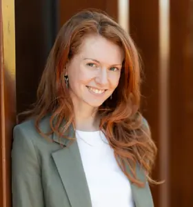 Carmen van de Beek - Generatie Z ondernemer, Managing Partner en toezichthouder in het onderwijs, verbindt generaties met praktijkervaring en strategische scherpte.