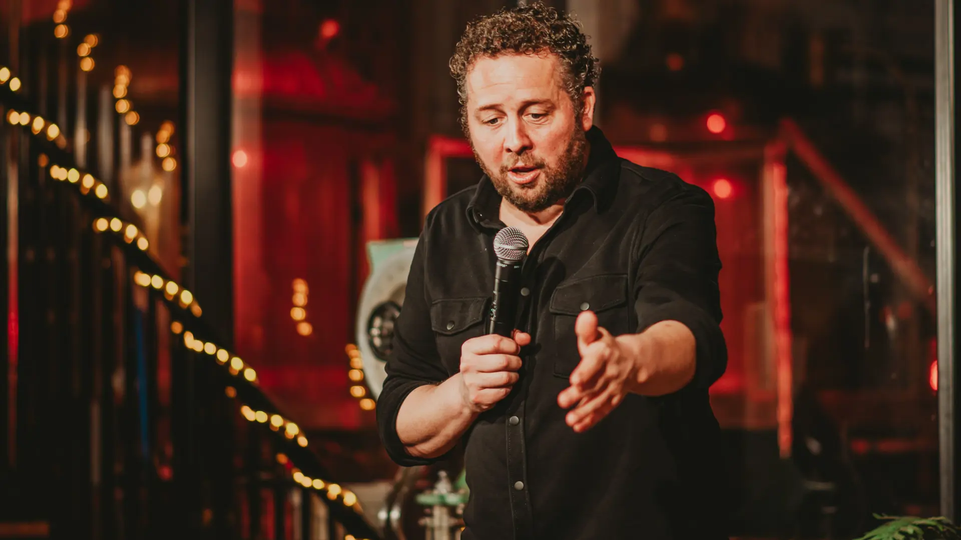 Raymon Hofkens - <p data-start="1573" data-end="1702">Comedian, cabaretier en humorcoach die laat zien hoe humor zorgt voor verbinding, psychologische veiligheid en betere resultaten.</p>