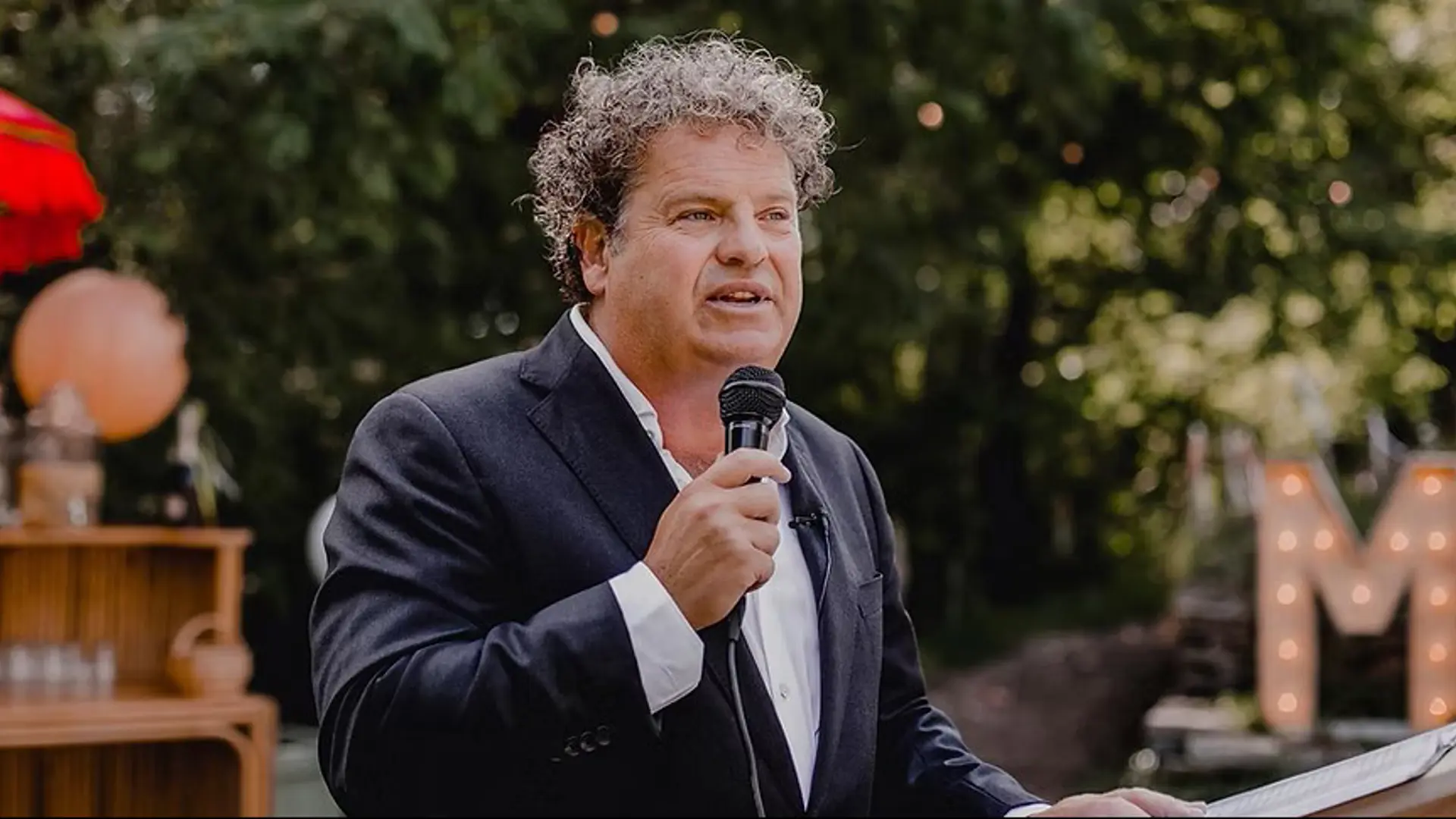 Dirk Zeelenberg - <p>Acteur, ondernemer en inspiratiespreker die met humor en persoonlijke verhalen laat zien hoe veerkracht en verandering leiden tot groei en nieuwe kansen.</p>