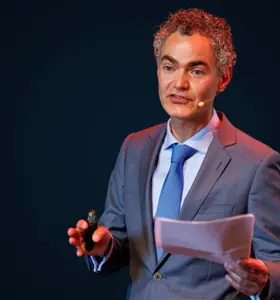 Joost Kramer - Geopolitiek analist, bestuursadviseur, strateeg en auteur die complexe wereldorde vertaalt naar boardroomstrategie. Expert in Amerikaanse politiek en governance.