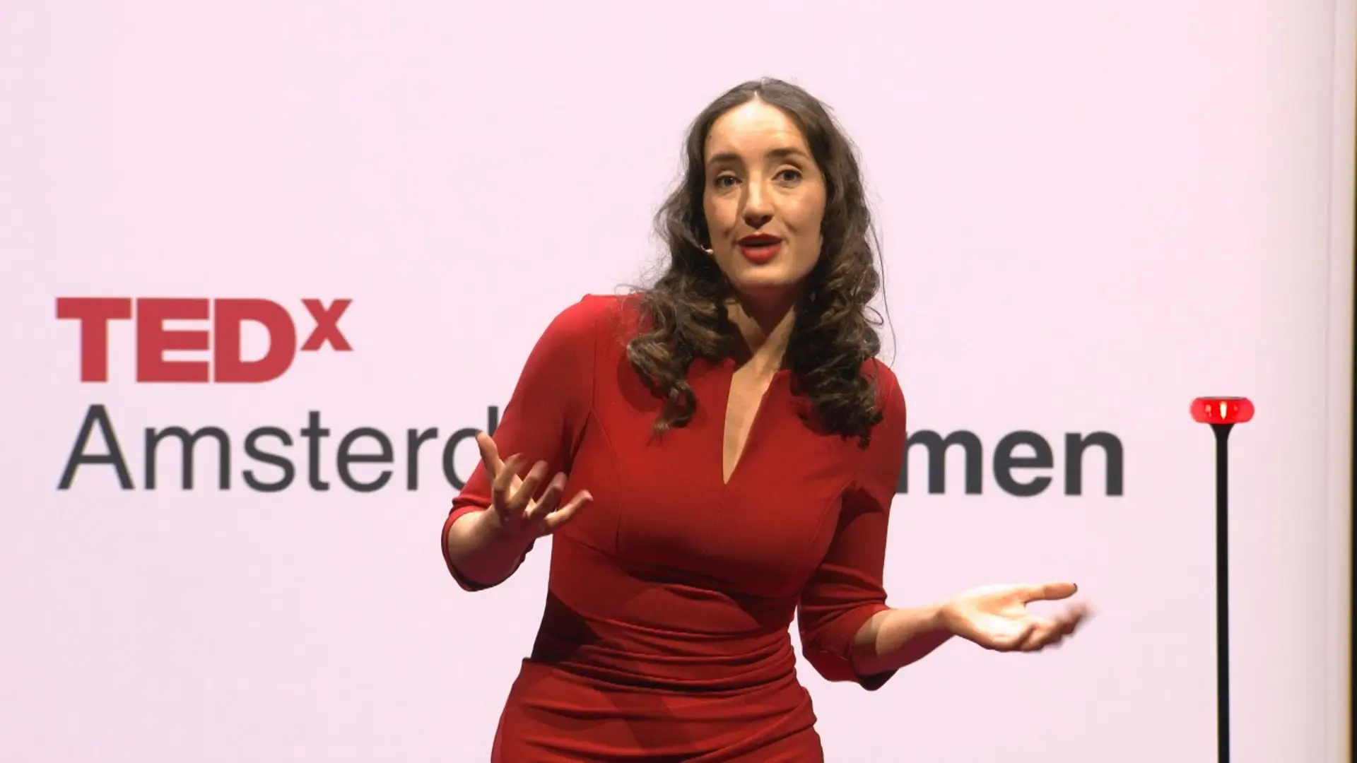 Ingesloten TEDxAmsterdamWomen-video waarin Laura Bas uitlegt hoe we jonge leiders kunnen herkennen en versterken door betekenisvolle jongerenparticipatie en gendergelijkheid.