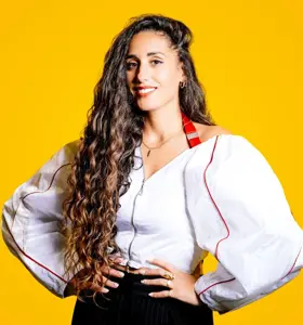 Nawa Sira van Sluijs - Dagvoorzitter, radiomaker, presentator en documentairemaker met een scherp journalistiek oog en diepgaand inzicht in menselijk gedrag en groepsdynamiek.