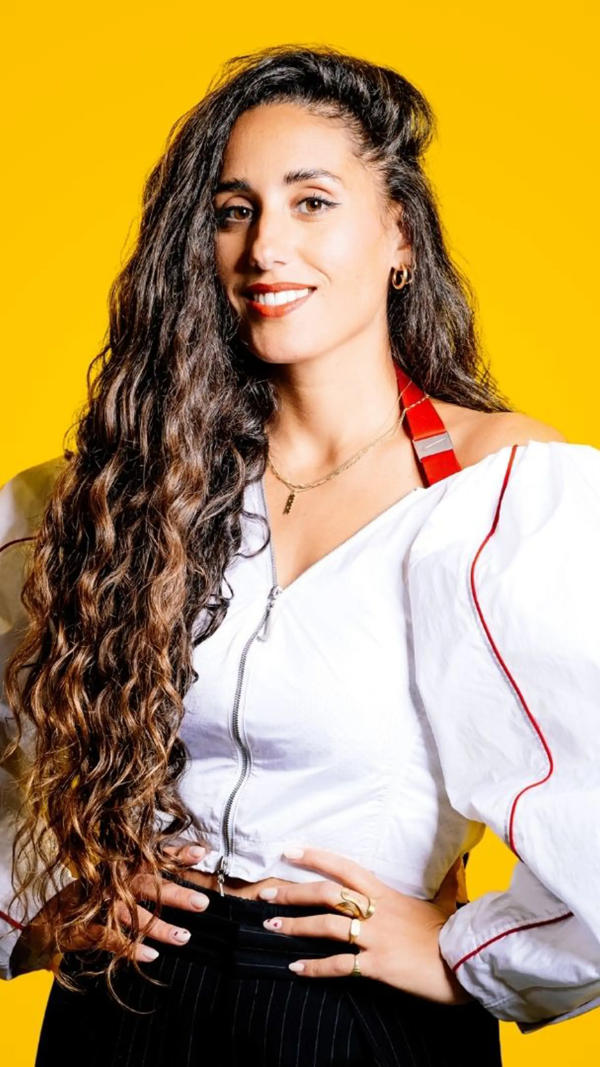 Nawa Sira van Sluijs - <p>Dagvoorzitter, radiomaker, presentator en documentairemaker met een scherp journalistiek oog en diepgaand inzicht in menselijk gedrag en groepsdynamiek.</p>