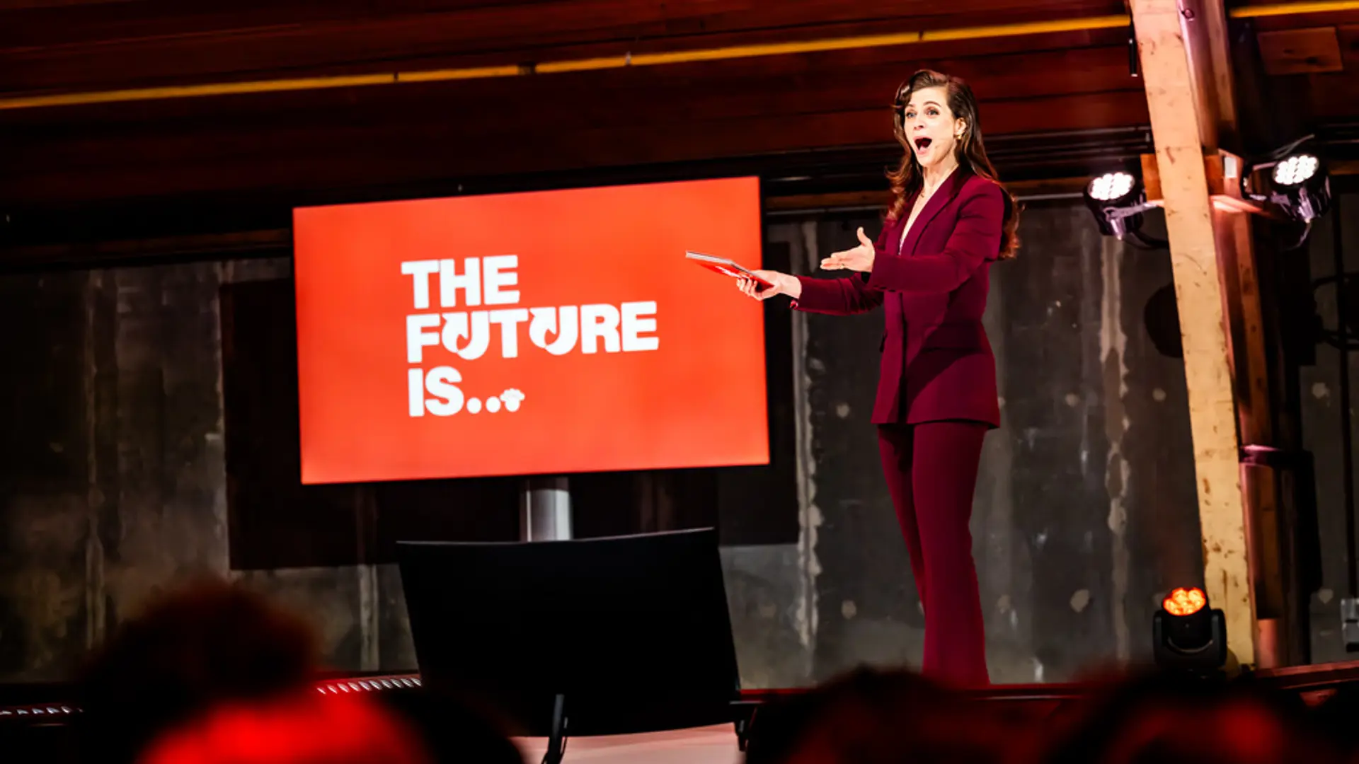 Elise Schaap - <p>Dagvoorzitter, meester-imitator en actrice. Ze leert je hoe stem, houding en imitatie bijdragen aan effectieve communicatie en impact.</p>