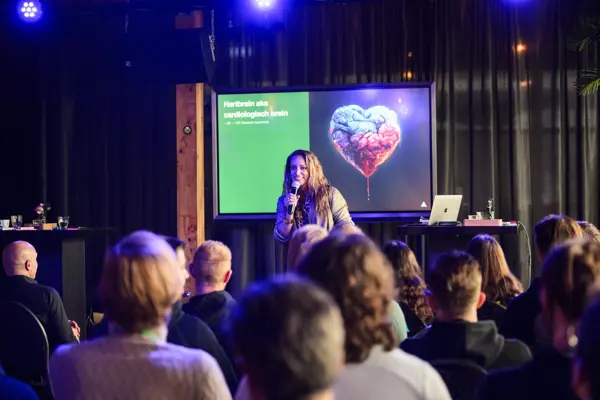 Dé interactieve keynote die jongeren terugbrengt naar zichzelf in een wereld die nooit stil is.