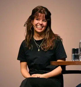 Felicia Koops - Docent organisatiedynamiek en generatie-expert brengt data, ervaring en theater samen in een energieke keynote over samenwerking en Generatie Z