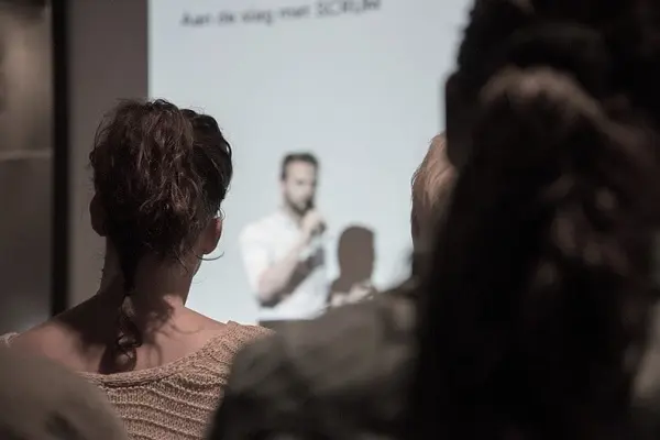 Waarom kiezen voor een in-company bijeenkomst met een professionele spreker?