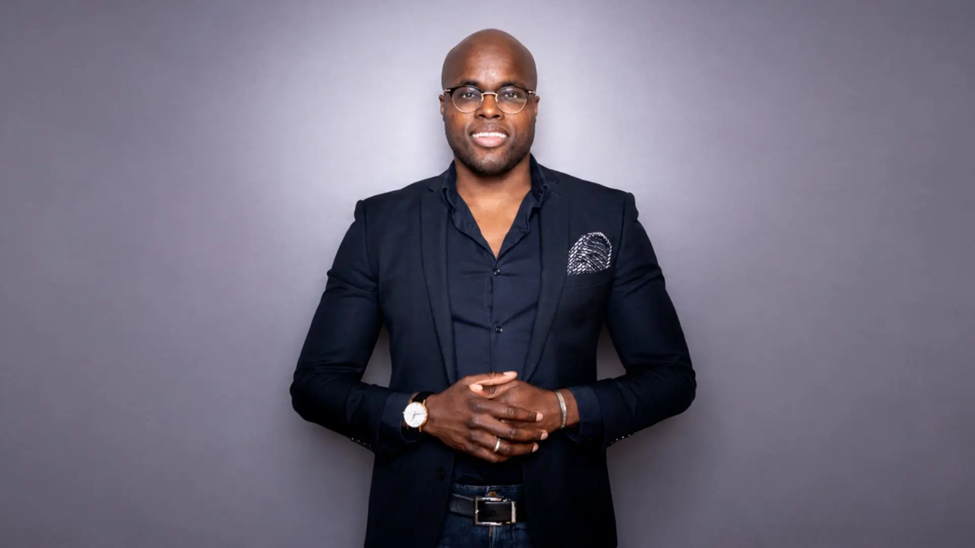 Jandino Asporaat - <p class="p1">Ondernemer, presentator en inspirator die organisaties motiveert met inzichten over verbinding, cultuur en veerkracht.</p>