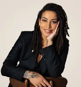 Sacha Martina - Expert in inclusie en diversiteit die leiders en teams activeert met praktische strategieën voor sterkere samenwerking, innovatie en duurzame groei.