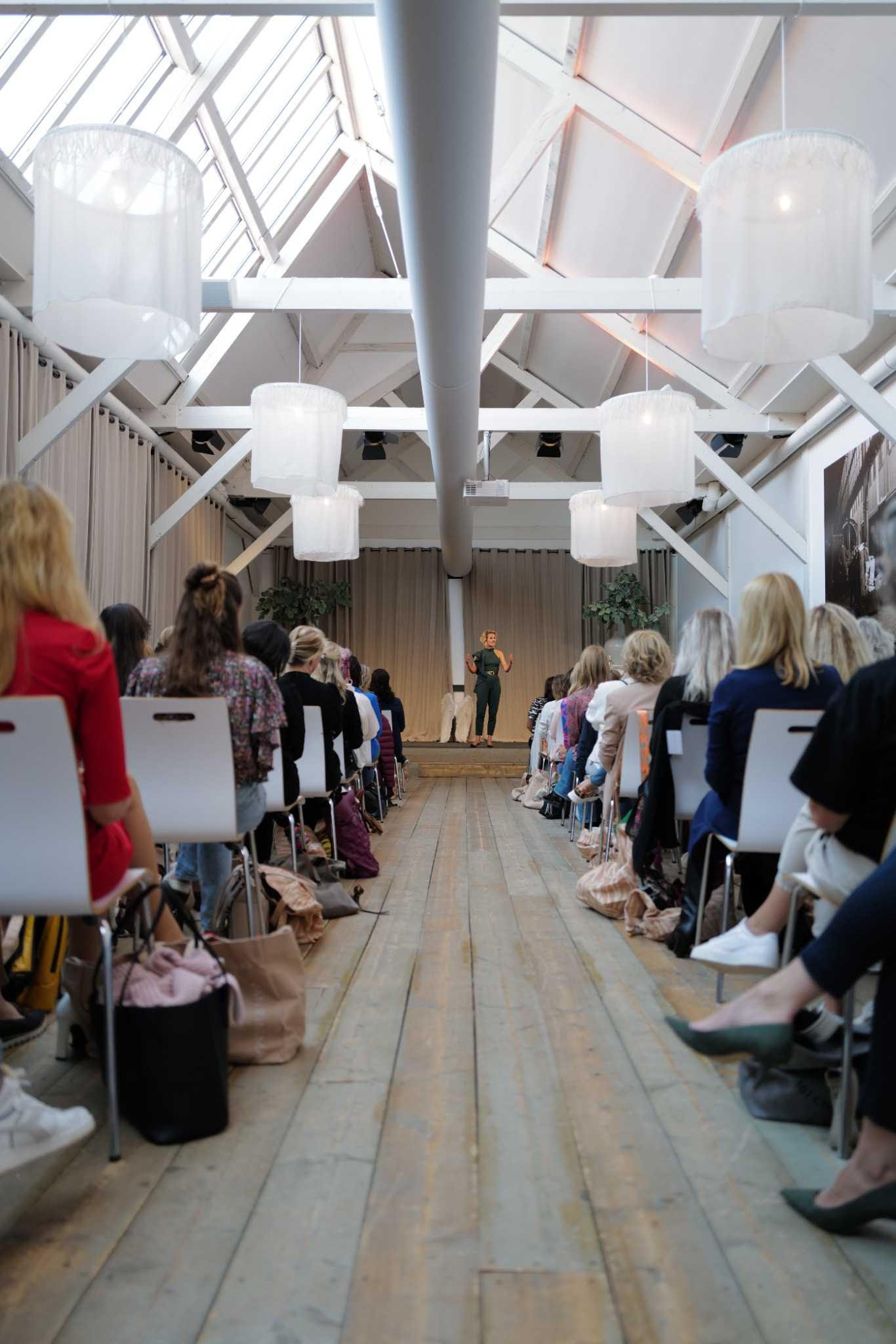 Margriet Spijksma - <div class="flex flex-col text-sm pb-25">
<div class="text-base my-auto mx-auto pb-10 [--thread-content-margin:--spacing(4)] @w-sm/main:[--thread-content-margin:--spacing(6)] @w-lg/main:[--thread-content-margin:--spacing(16)] px-(--thread-content-margin)">
<div class="[--thread-content-max-width:40rem] @w-lg/main:[--thread-content-max-width:48rem] mx-auto max-w-(--thread-content-max-width) flex-1 group/turn-messages focus-visible:outline-hidden relative flex w-full min-w-0 flex-col agent-turn">
<div class="flex max-w-full flex-col grow">
<div class="min-h-8 text-message relative flex w-full flex-col items-end gap-2 text-start break-words whitespace-normal [.text-message+&amp;]:mt-1" data-message-author-role="assistant" data-message-id="7ba779a6-07f4-4ddc-aadd-e9be85d3b98a" data-message-model-slug="gpt-5-2">
<div class="flex w-full flex-col gap-1 empty:hidden first:pt-[1px]">
<div class="markdown prose dark:prose-invert w-full wrap-break-word light markdown-new-styling">
<p data-start="133" data-end="282" data-is-last-node="" data-is-only-node="">Ondernemer, auteur en intuïtief expert in werkgeluk die laat zien hoe rust, levensdoel en innerlijke richting leiden tot vrijheid en duurzaam succes.</p>
</div>
</div>
</div>
</div>
</div>
</div>
</div>